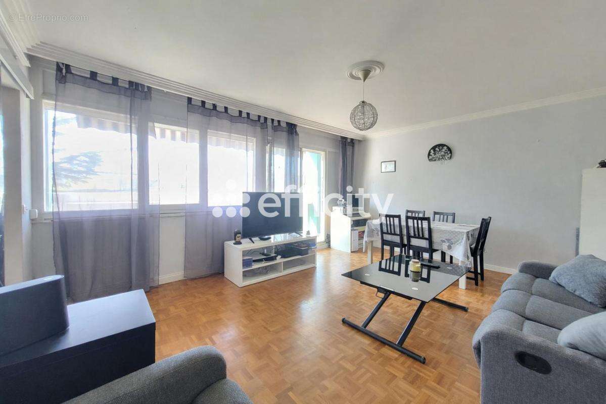 Appartement à PIERRE-BENITE
