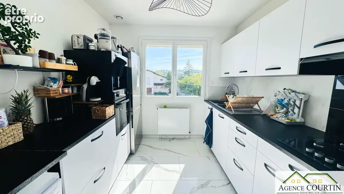 Maison familiale avec 4 chambres, terrain clos et vue dégagée à Lons-le-Saunier - photo 2