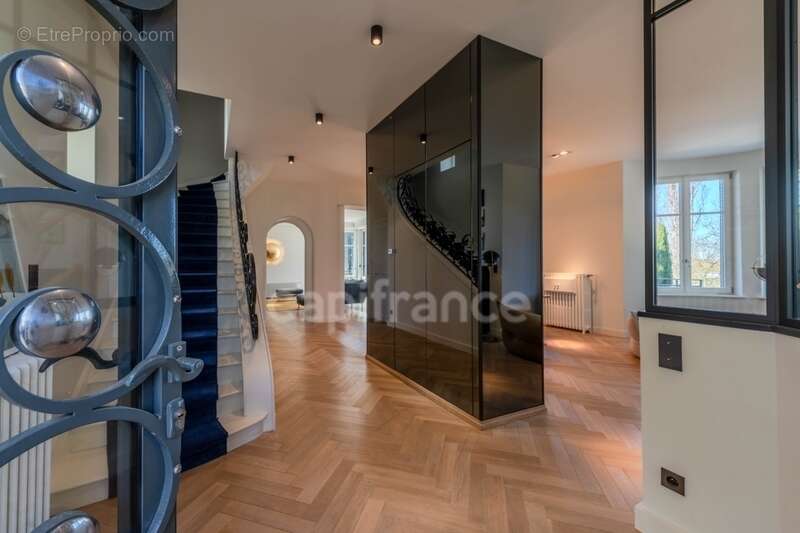 Maison bourgeoise 255 m² entièrement rénovée, parc clos et arboré de 4 303 m² (piscinable), 3 garages, terrasse, jacuzzi - photo 25
