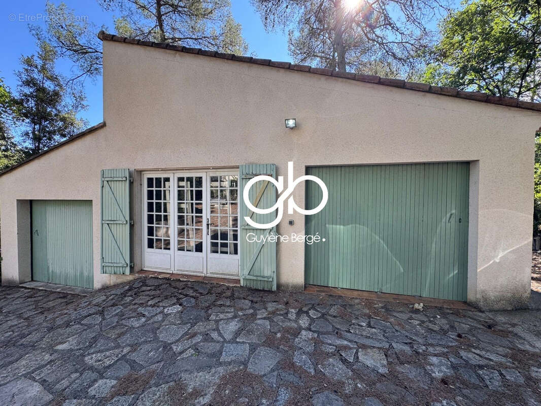 Maison à SAINT-CLEMENT-DE-RIVIERE