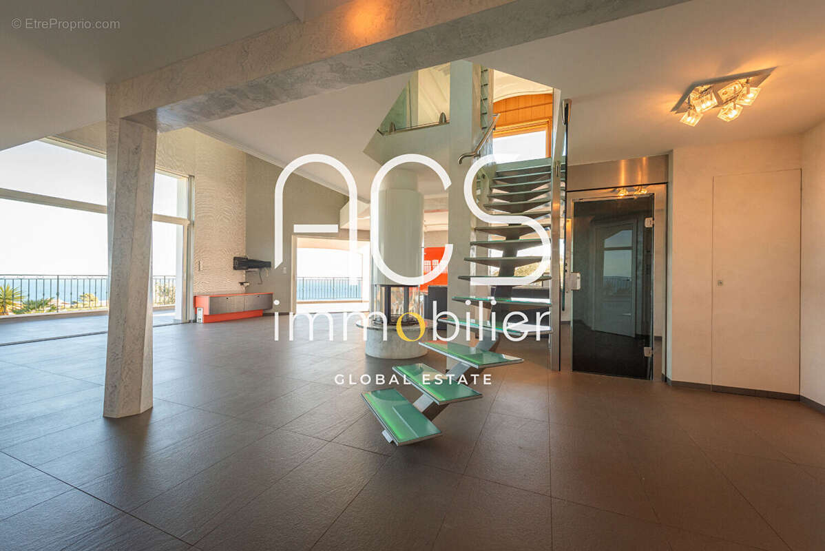 A vendre à Saint-Aygulf - Propriété avec vue mer panoramique, 200m2, piscine, studio, garage 4 voitures - photo 10