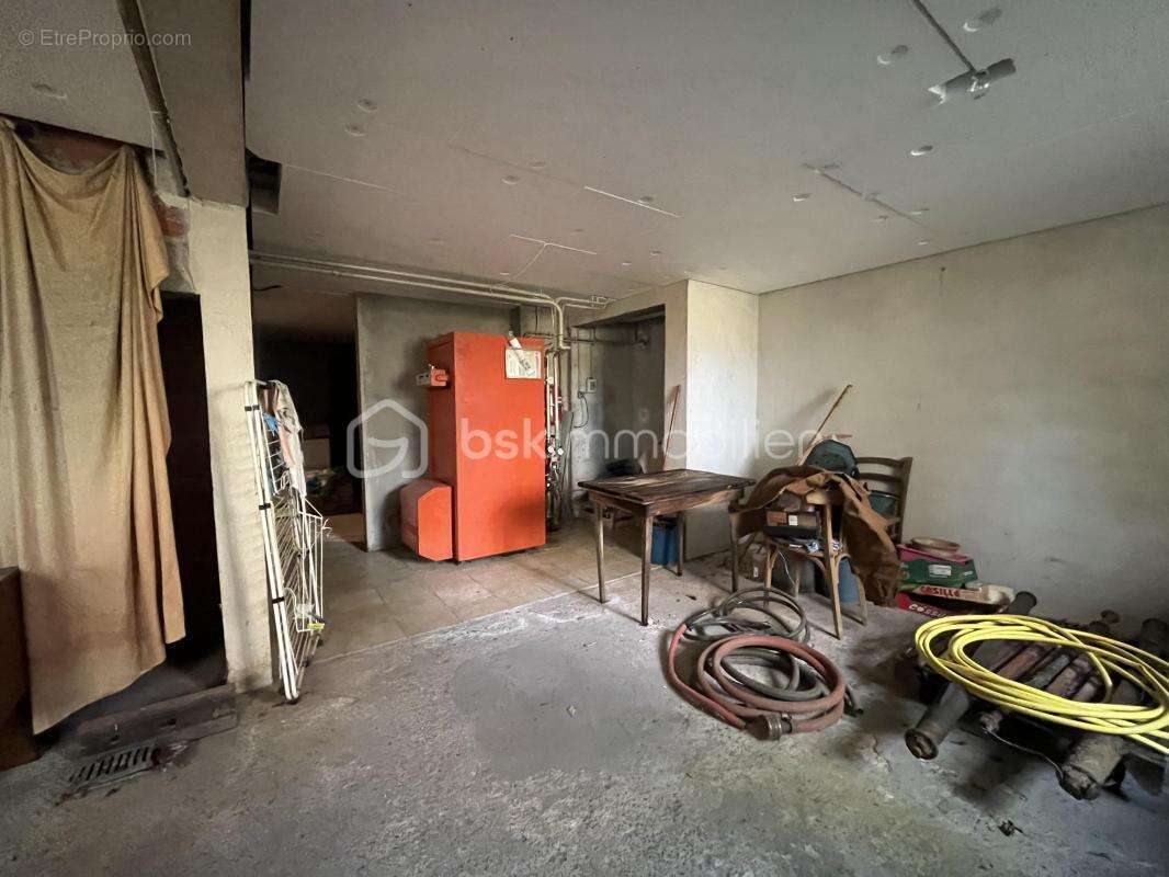 Maison à SAINT-PIERRE-DE-CHIGNAC