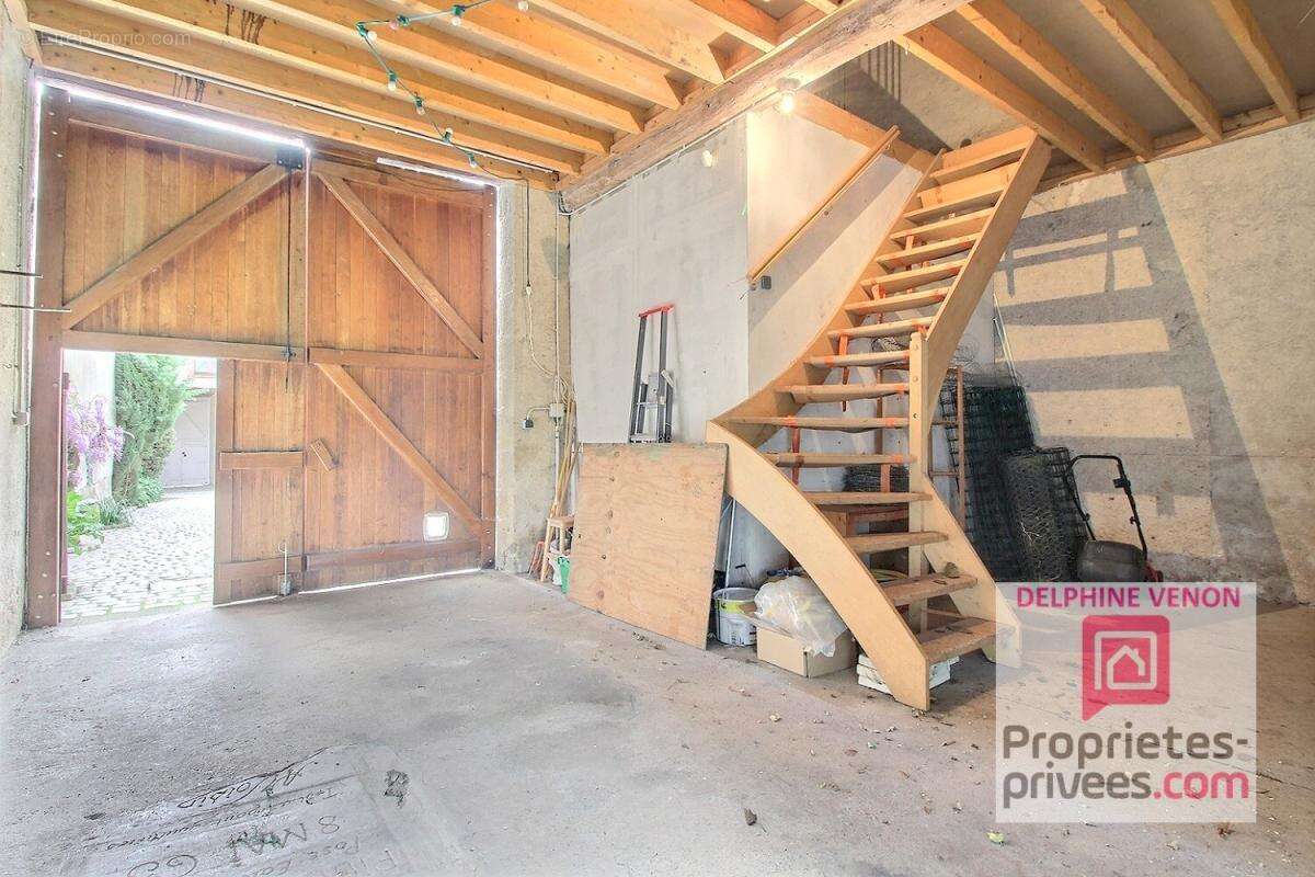 Maison de 200 m²  avec vie en plain pied + grange et cave voutée sur un terrain de 525 m² en hypercentre de Châteauneuf sur Loir - photo 11