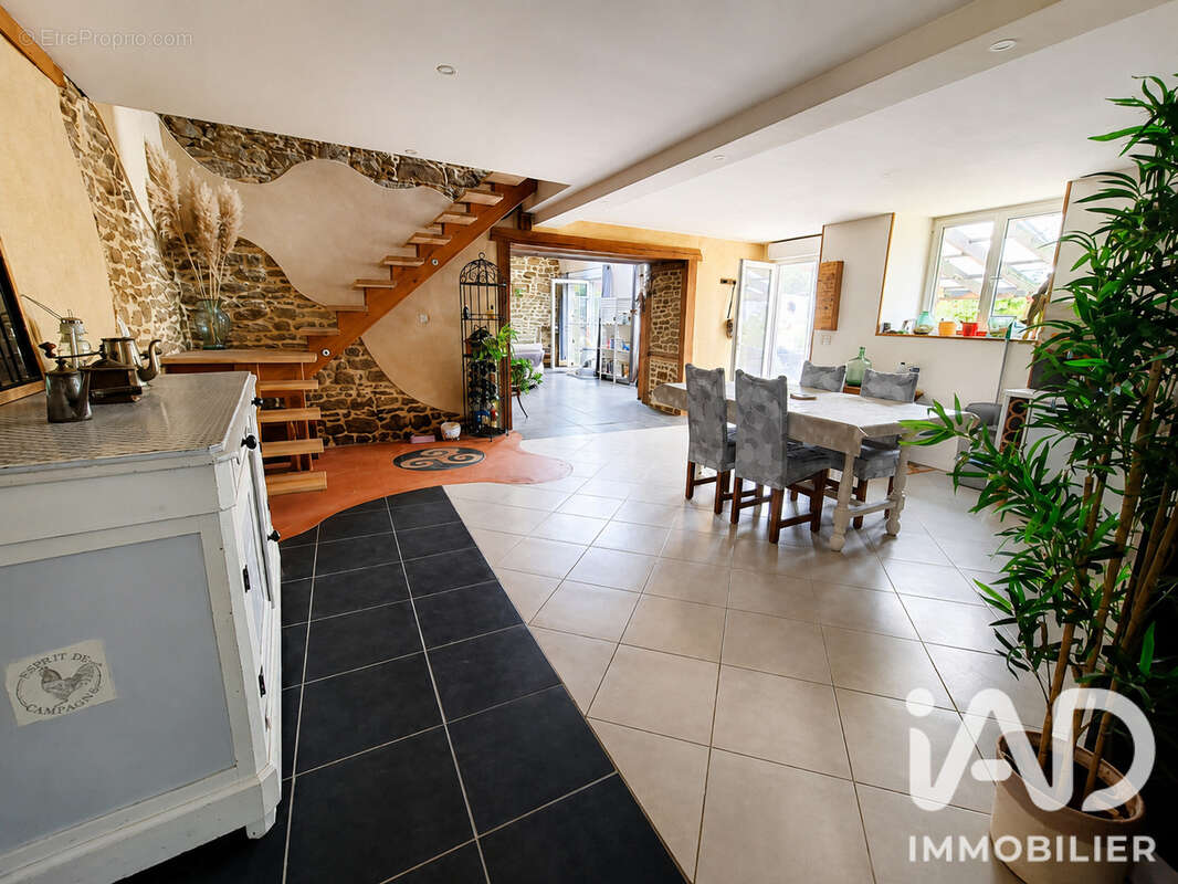 Maison 101 m² à Meillac  - photo 2