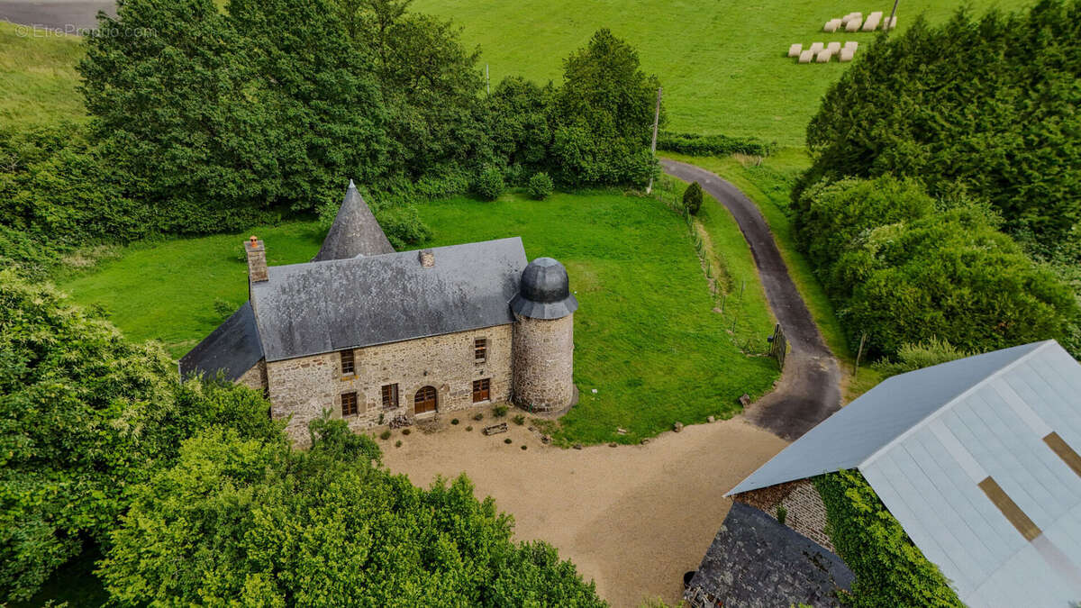 Mayenne : Manoir fortifié de 4 chambres avec dépendance, granges, boulangerie et enclos. - photo 17
