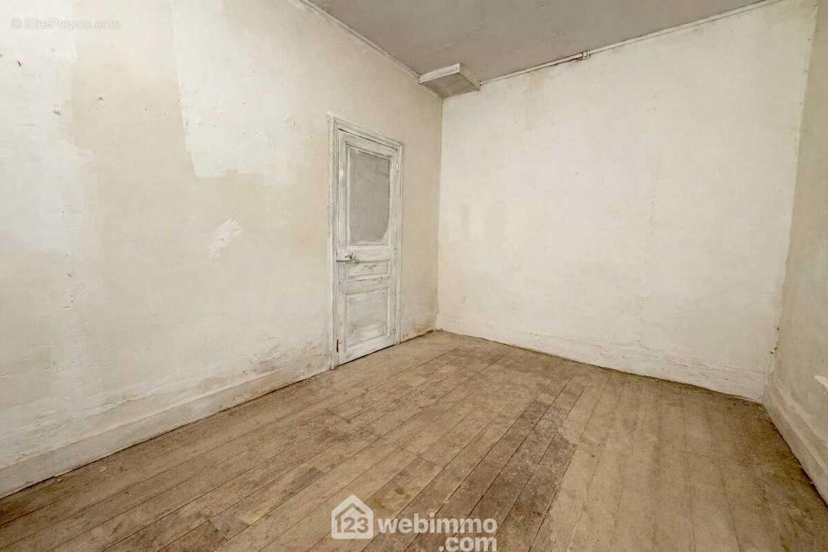 Chambre à rénover, base idéale pour un aménagement confortable après rénovation - Maison à VERSIGNY