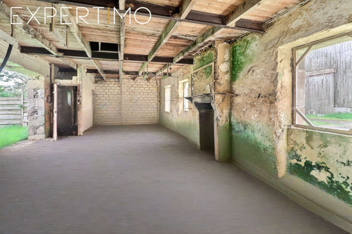 Hangar de 400 m2, dépendances et longère à rénover sur 1 573 m2   Fort potentiel à L’Archantel - photo 8