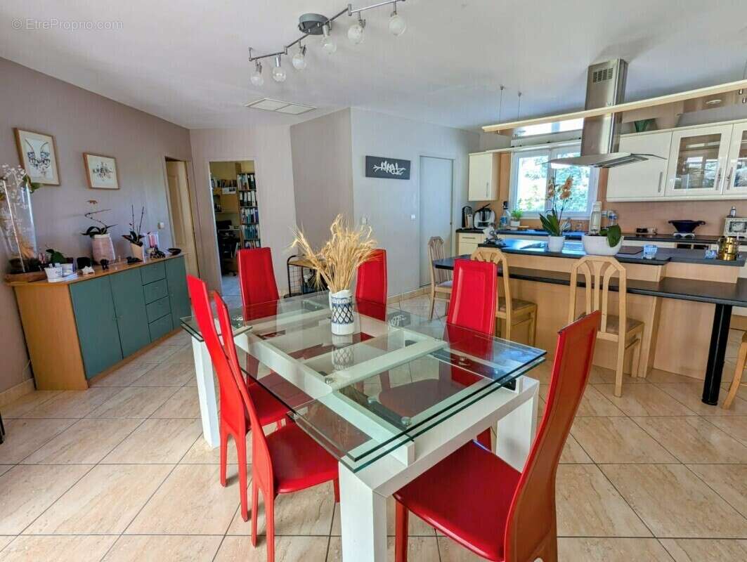 Maison à SAINT-CLEMENT-DE-RIVIERE