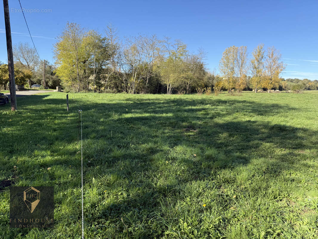 Terrain à AURIGNAC