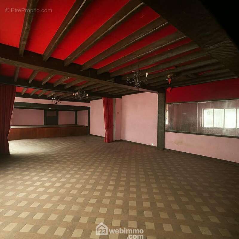 Une salle de réception loué 500 ¤ ainsi que ... - Appartement à LAON