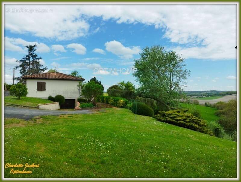 Maison à MONTMOREAU-SAINT-CYBARD