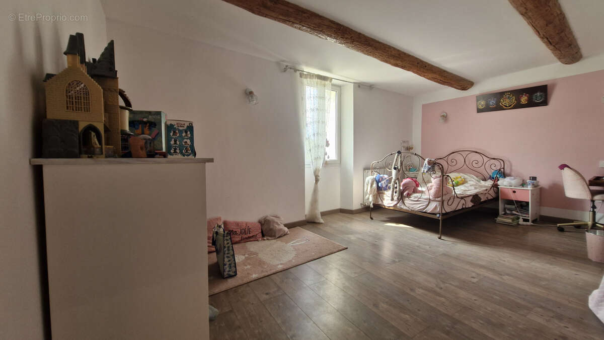Maison à LA ROQUE-SUR-PERNES