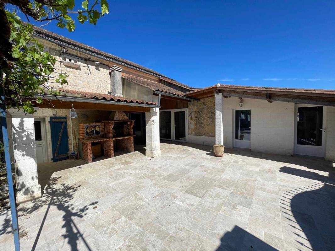 Maison à LEGUILLAC-DE-CERCLES