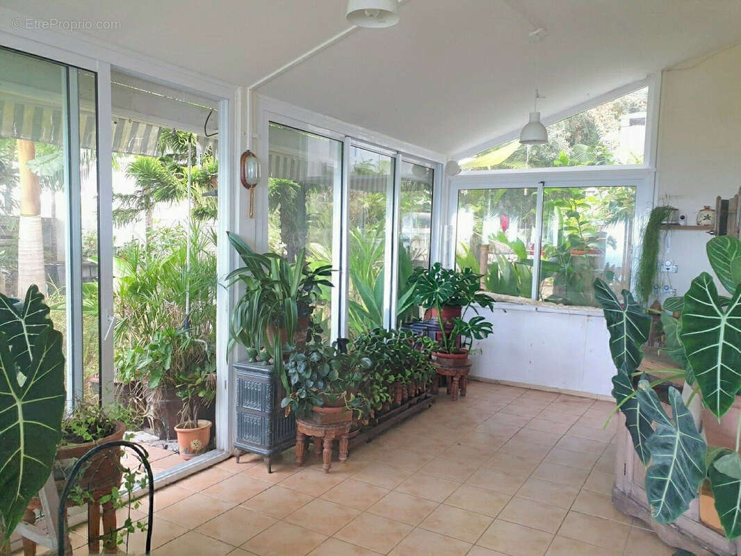 Maison 207 m² à Saint-Denis  - photo 2