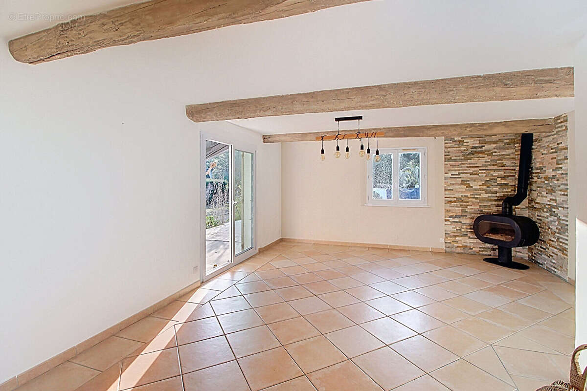 EXCLUSIVITÉ - Maison à Lorgues T4 sur 2145 m² de terrain avec une belle piscine et garage - photo 17