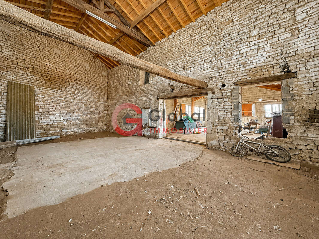 Grange à rénover offrant de nombreuses possibilités d'aménagement - photo 2