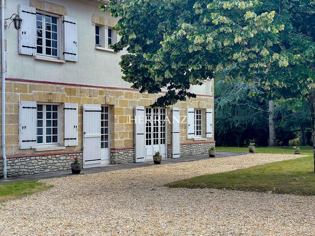 Maison à COUTRAS