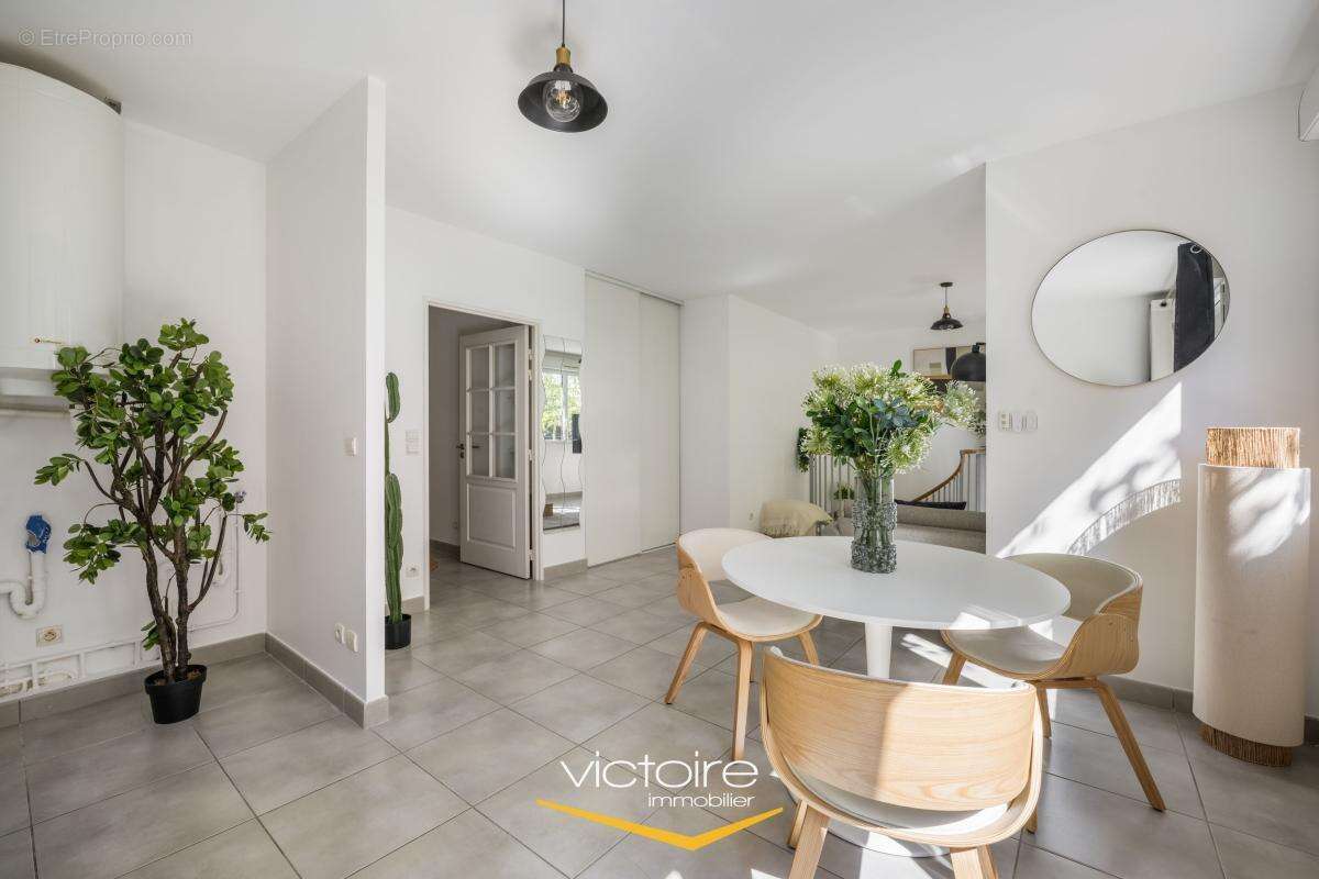 Lyon 3, La Buire - Grand et lumineux T2 en duplex 55,84 m², vue sur les arbres, garage et cave - photo 5