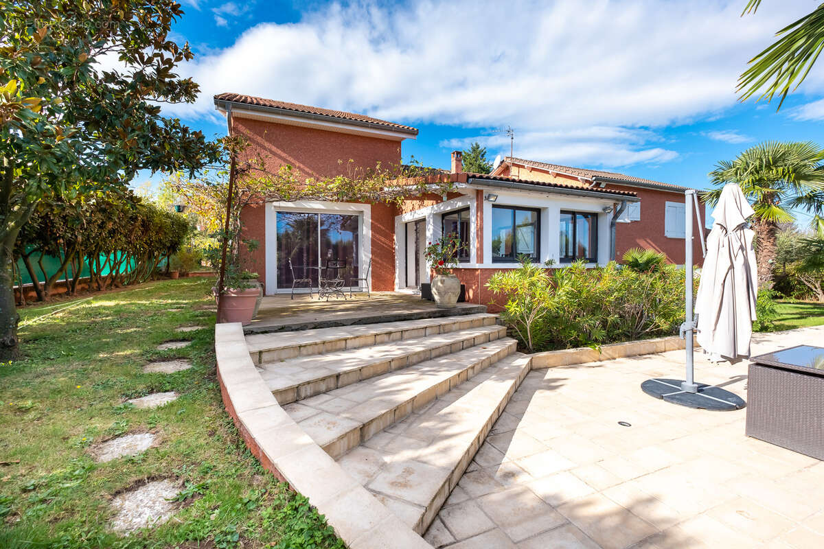 Maison à LA TOUR-DE-SALVAGNY