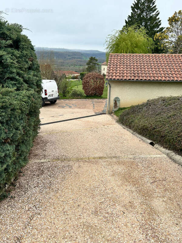 Maison de 180 m² avec vue carte postale. Nombreuses dépendances. - photo 18