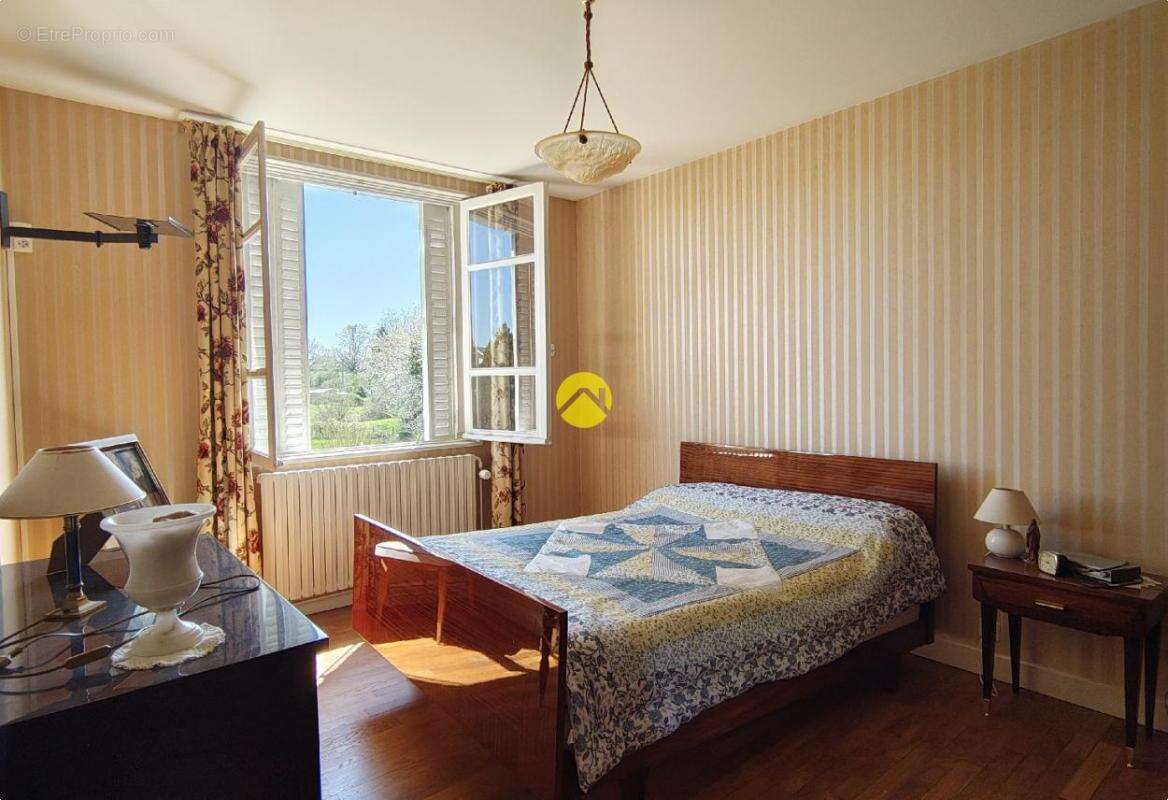 Maison à SAINT-DENIS-DE-JOUHET