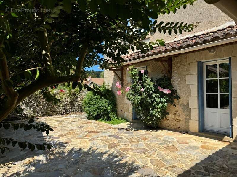 Maison à SAINT-FRONT-LA-RIVIERE