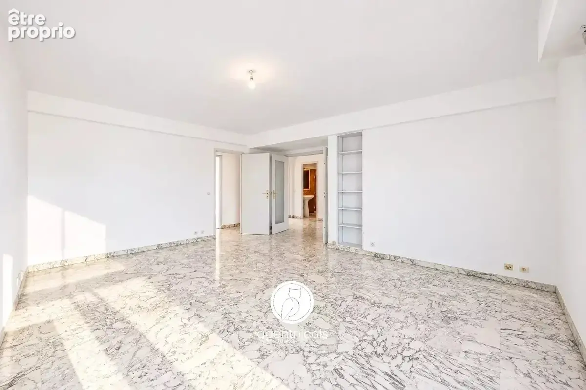 NICE // Fleurs : Appartement / À Rénover / Dernier Etage / Vue Panoramique - photo 4