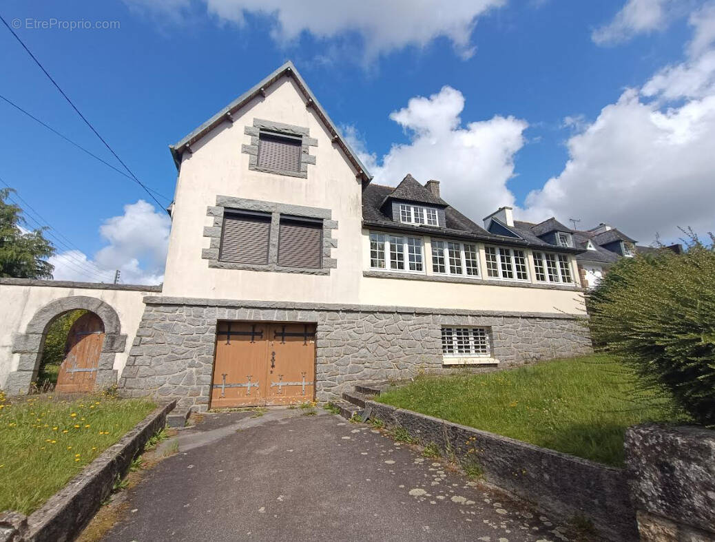 Maison à CHATEAUNEUF-DU-FAOU