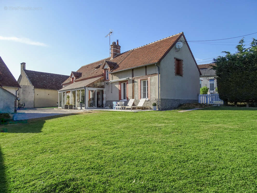 Maison à LA CHAPELLE-MONTMARTIN