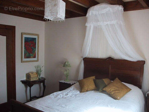 CHAMBRE PARENTALE - Maison à SAINT-FRAIGNE