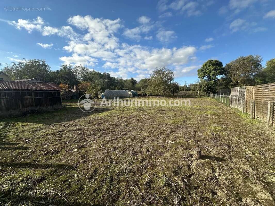 Terrain à SAINT-ASTIER