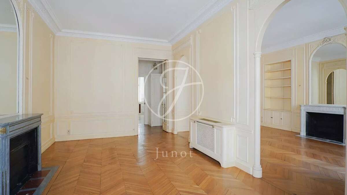 Appartement à PARIS-8E