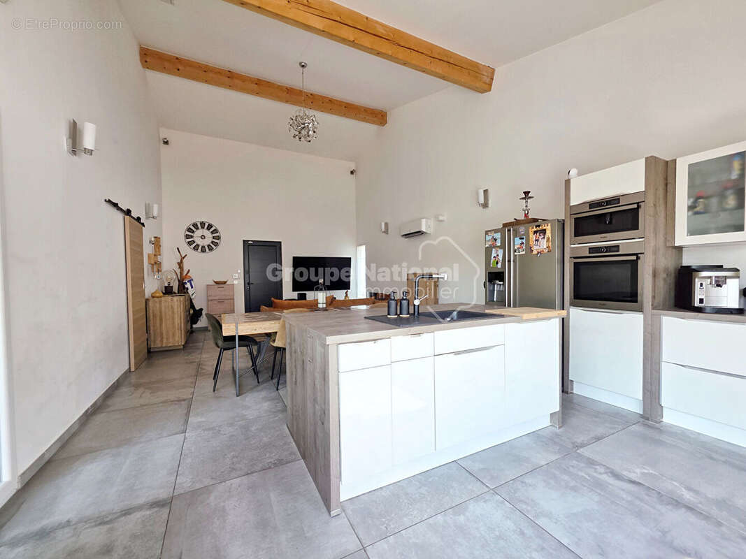 Superbe maison plain-pied de 2018 T4  96 m²  Piscine  Proche centre-ville - photo 15
