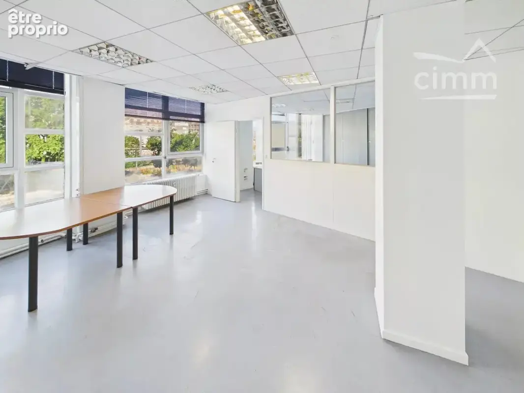 Local Commercial / Bureaux de 228 m² - Quartier de l'Aigle - photo 4