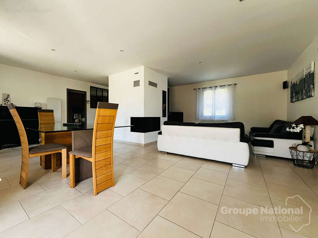 Maison à LA ROQUE-SUR-CEZE