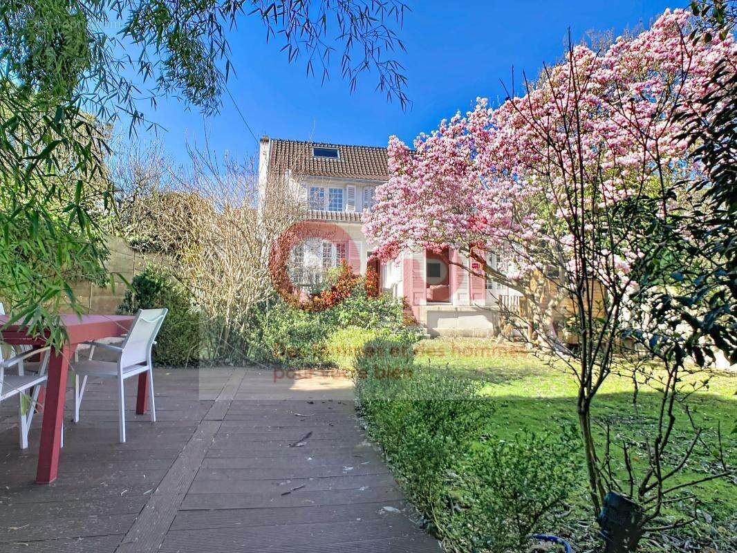 Maison à ISSY-LES-MOULINEAUX