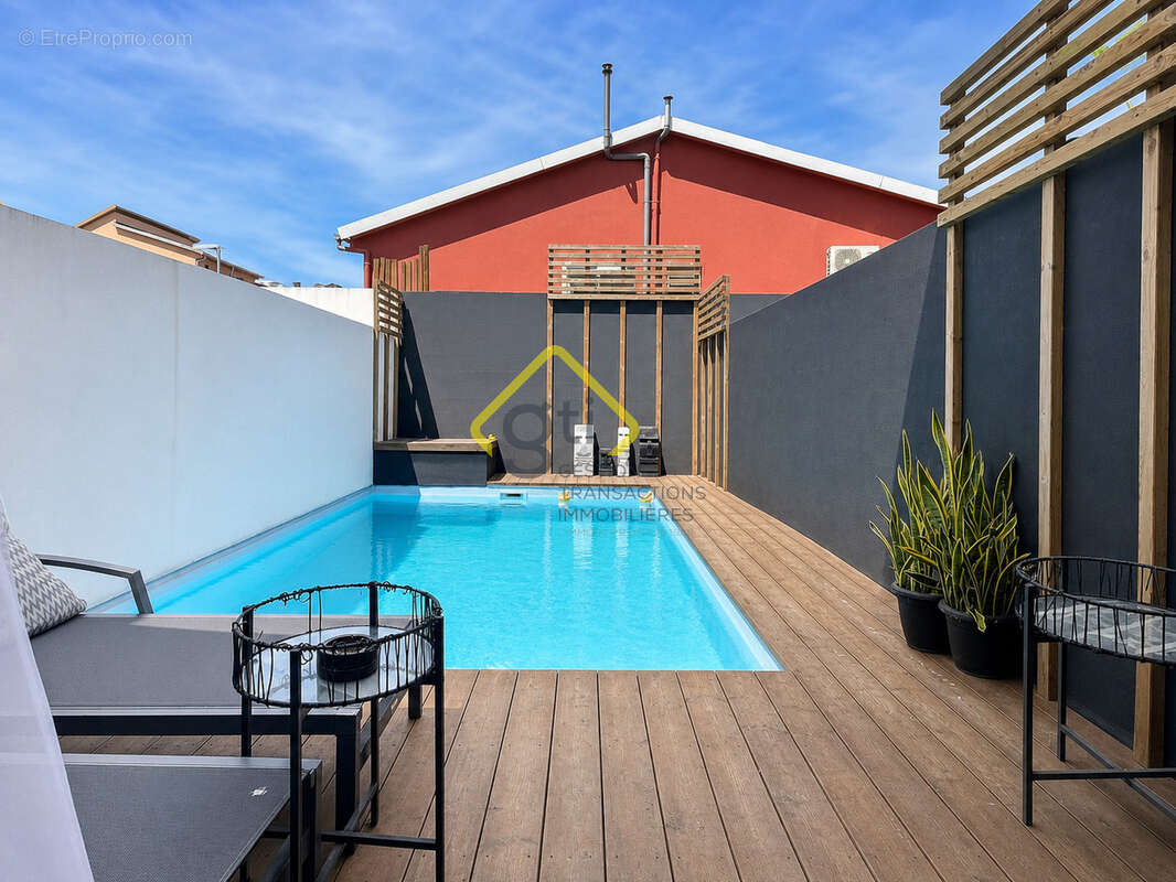 Maison de ville 3 chambres avec piscine à vendre à La Possession centre   Vue mer et 2 parkings - photo 2
