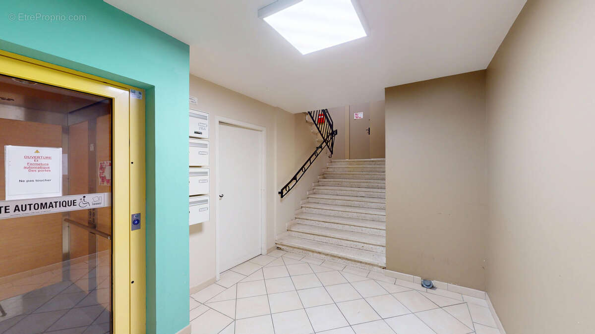 Commerce à CARBONNE