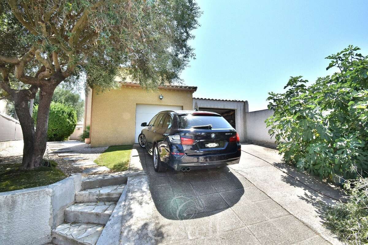 *** Villa type 5 + piscine + double garage *** - photo 2