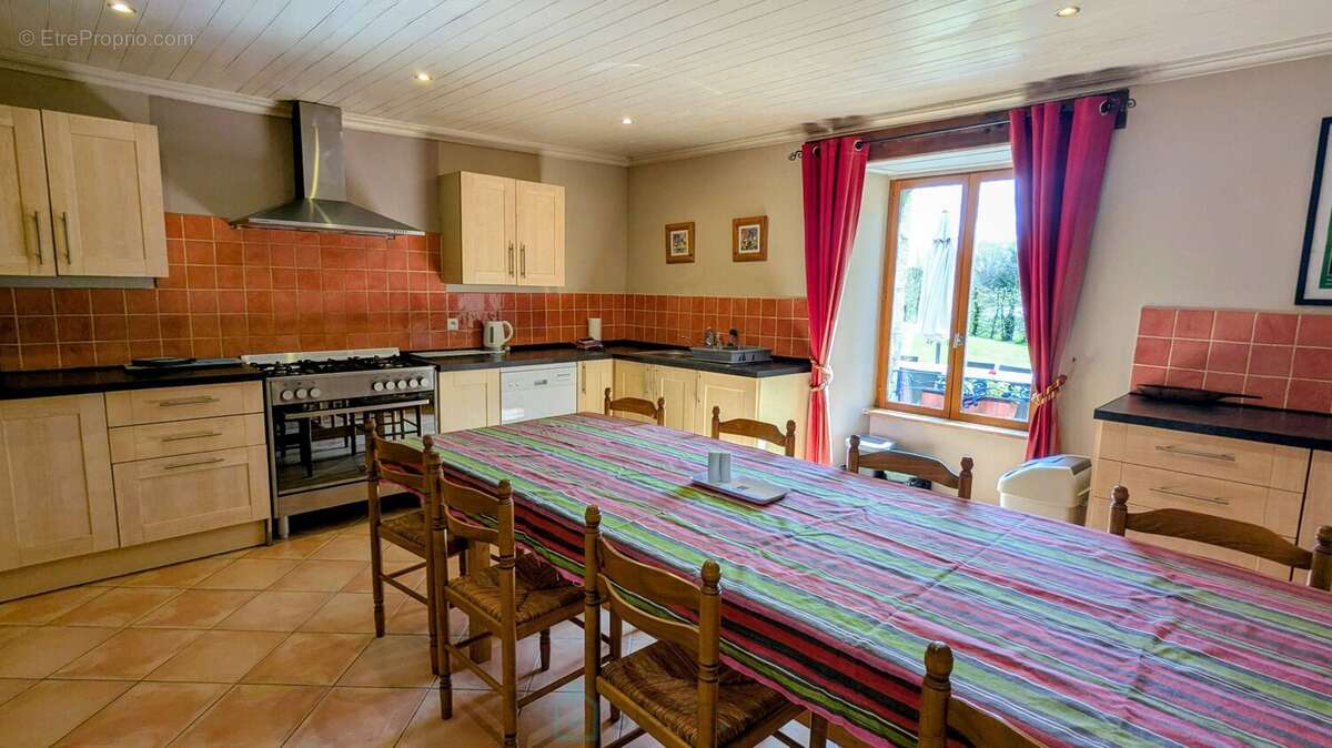 Grande maison en pierres de 265 m²  8 chambres  Fort potentiel d'accueil  Idéal gîte ou grande famille - photo 10