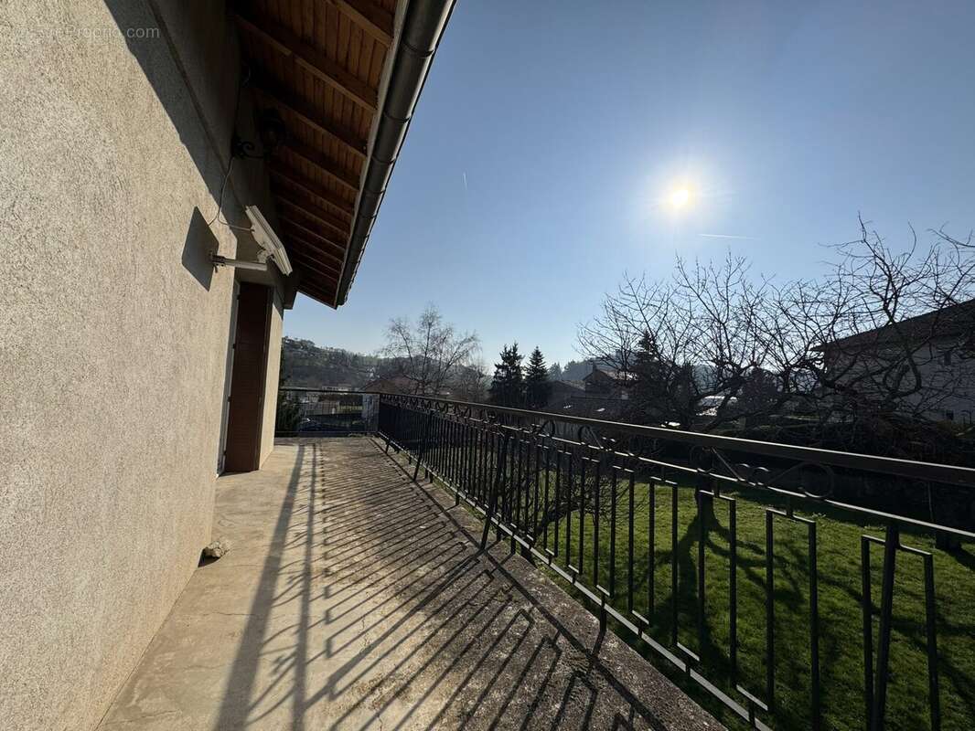 Appartement à SAINT-PRIEST-EN-JAREZ