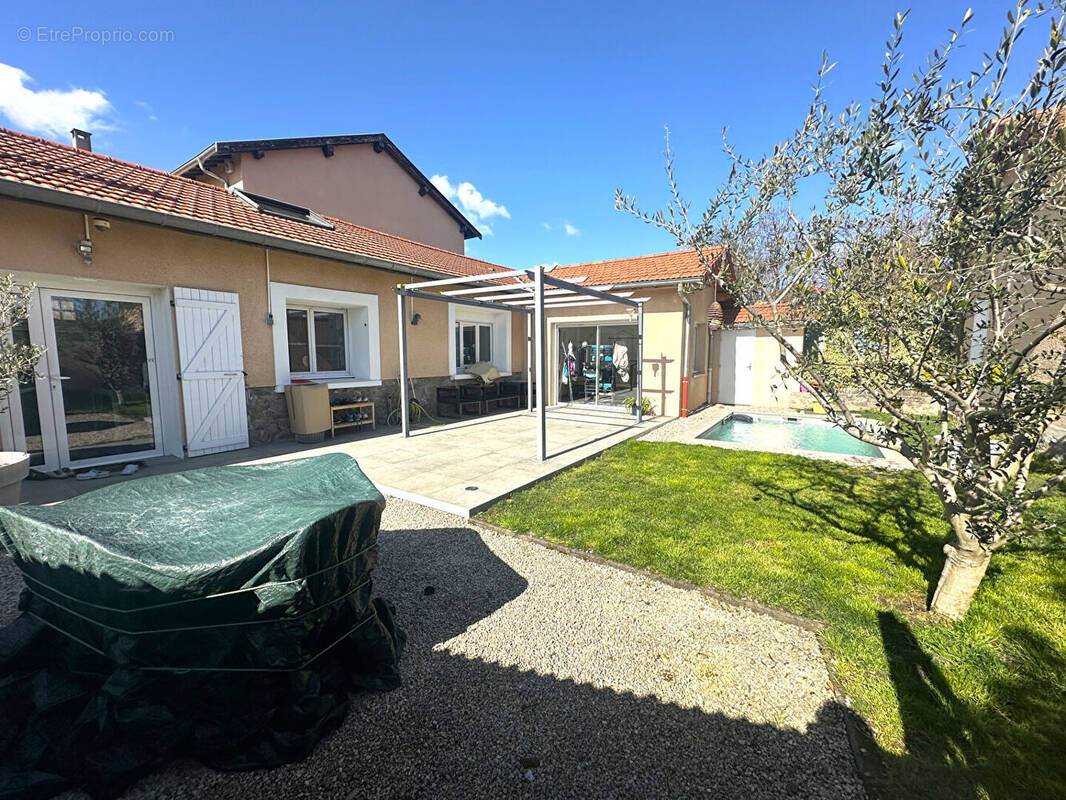 Maison à SAINT-GENIS-LES-OLLIERES