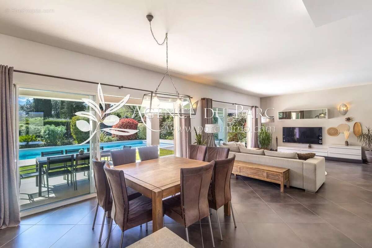 Maison à ROQUEFORT-LES-PINS