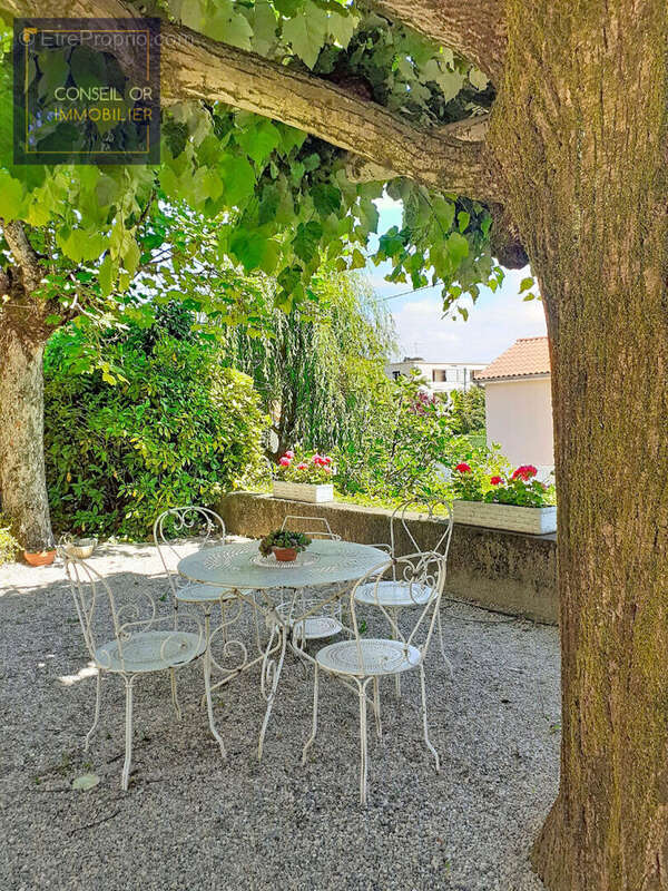 Maison à SAINT-GENIS-LAVAL