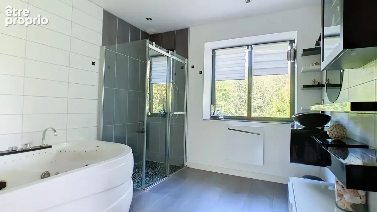 Sur la commune de ROUSSILLON, maison sur deux niveaux, 184m2 habitables environ - photo 9