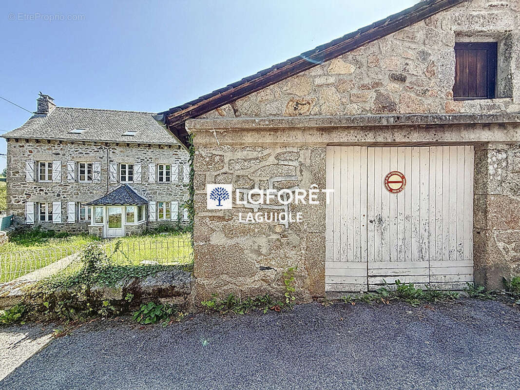 Maison à SAINTE-GENEVIEVE-SUR-ARGENCE