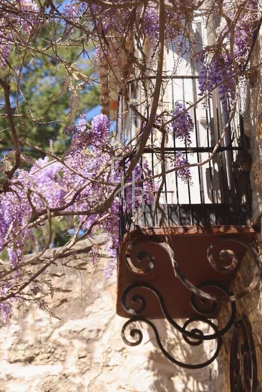 Maison à CHATEAUNEUF-GRASSE