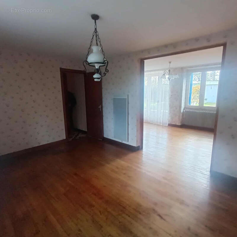 Maison à NEANT-SUR-YVEL