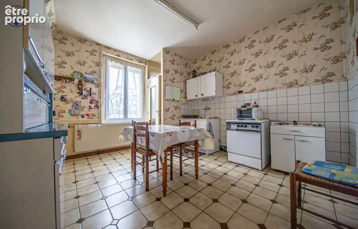 Maison avec jardin, deux garages et grenier aménageable : un beau potentiel à exploiter ! - photo 2