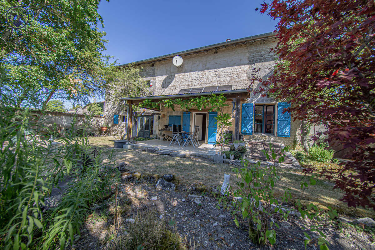 Maison de charme de 165 m2 avec dépendances - photo 2